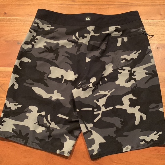 Quicksilver Men’s Board Shorts - Picture 7 of 11